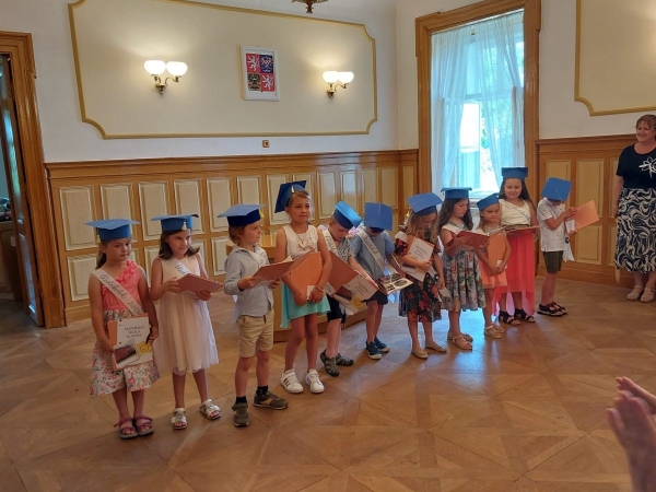 SLAVNOSTNÍ UKONČENÍ PŘEDŠKOLÁKŮ A PÁŤÁKŮ